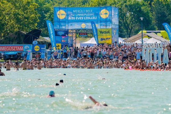 Betelt a Balaton-átúszás
