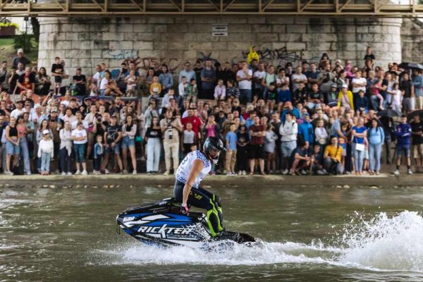 Startolt a vízi adrenalinbomba: Látványos nyitány Győrzámolyban a jet-ski Európa-bajnokságon és junior világbajnokságon