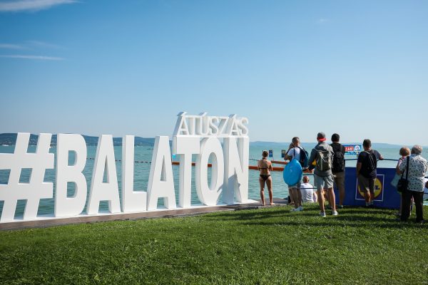 Több mint tízezren teljesítették a Balaton-átúszást