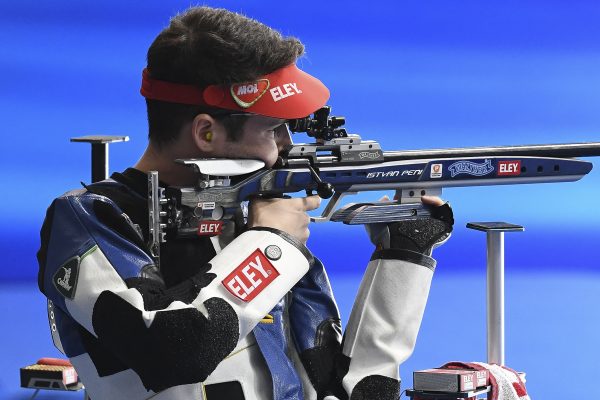A férfi puskacsapat az aranyért küzd