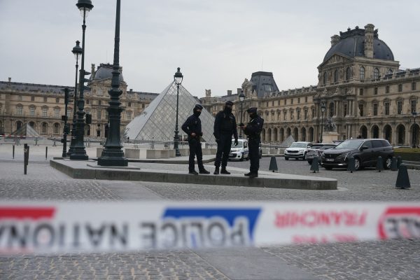 Letartóztatták a Louvre-rablás egyik gyanúsítottját