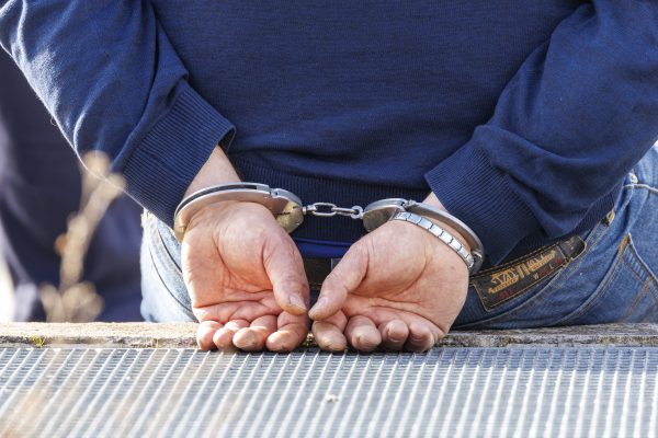 Rendőrökre támadt egy férfi a vonaton