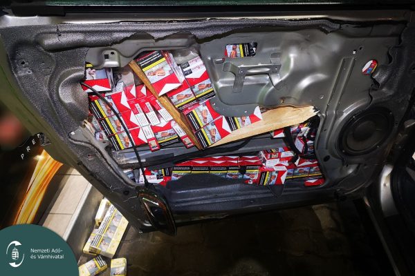 Több mint kétezer doboz csempészcigarettát találtak egy román kisbuszban